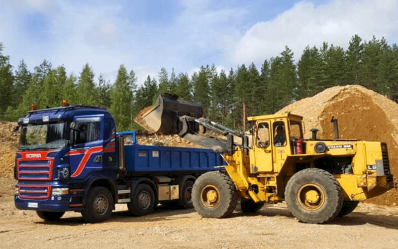 Maanrakennus, pohjatyöt, salaojitus ja kiviaines toimitukset yrityksille ja kunnille Joensuussa ja Pohjois-Karjalassa.