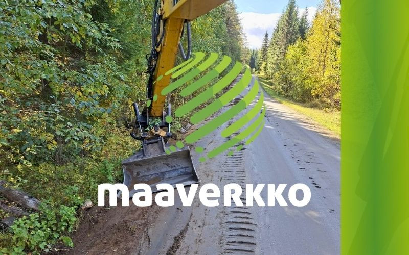 Kaivinkone kunnostaa yksityistien reunaa ja ojaa Pohjois-Karjalassa. Kunnostus parantaa tien kuivatusta ja kestävyyttä