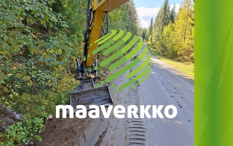 Kaivinkone kunnostaa yksityistien reunaa ja ojaa Pohjois-Karjalassa. Kunnostus parantaa tien kuivatusta ja kestävyyttä
